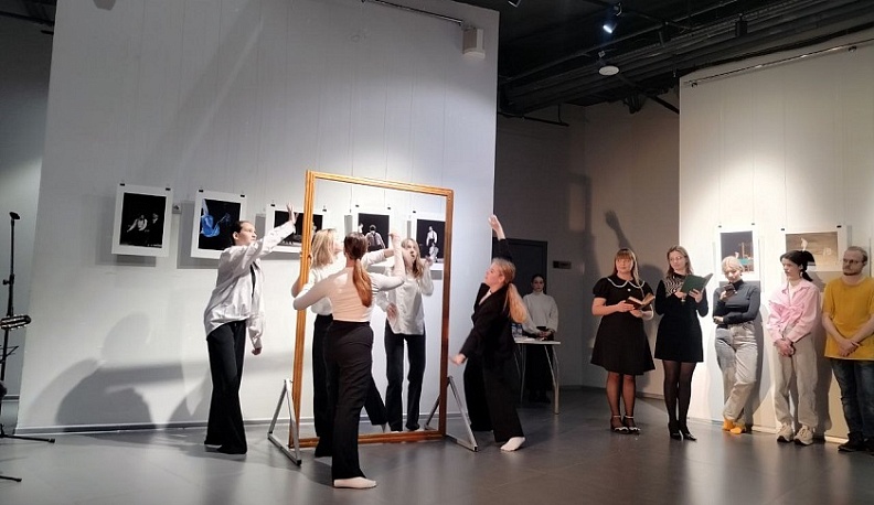 Фотовыставка по спектаклю «Пушкин. Выстрел. Метель» открылась в Калуге 