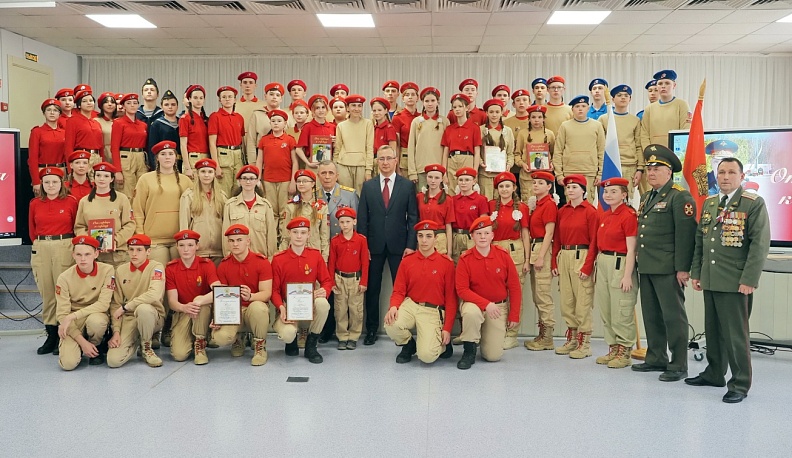 В калужской школе № 13 чествовали лучших юнармейцев региона