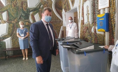 Заместитель губернатора Константин Горобцов принял участие в голосовании по поправкам в Конституцию