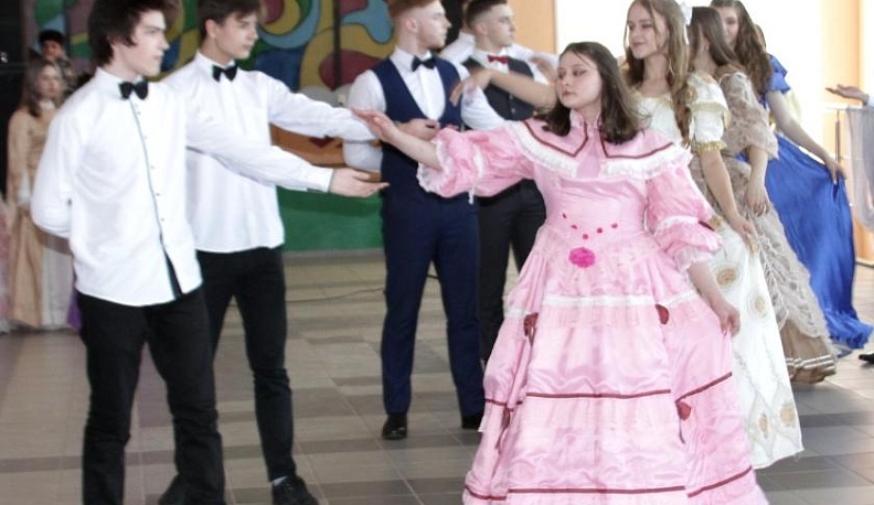 В Барятинском районе состоялся бал литературных героев