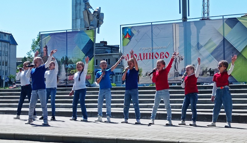 В День России активные людиновцы получили паспорта и заслуженные награды