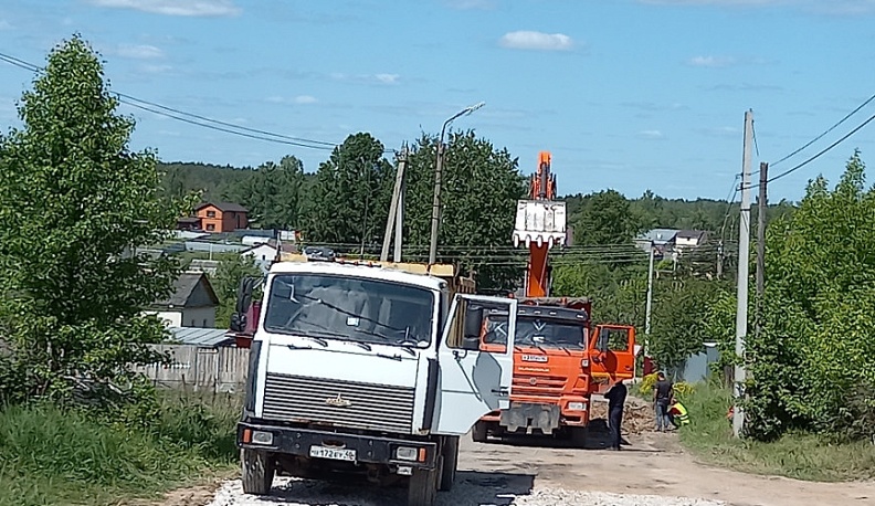 В Полотняном Заводе ремонтируют дорогу в густонаселенном микрорайоне