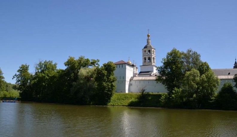 В пруды Боровского Свято-Пафнутьева монастыря запустили раков и рыбу