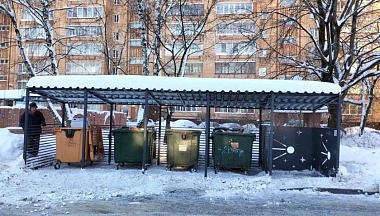 В Калуге активно расчищают контейнерные площадки после снегопада