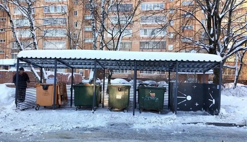 В Калуге активно расчищают контейнерные площадки после снегопада