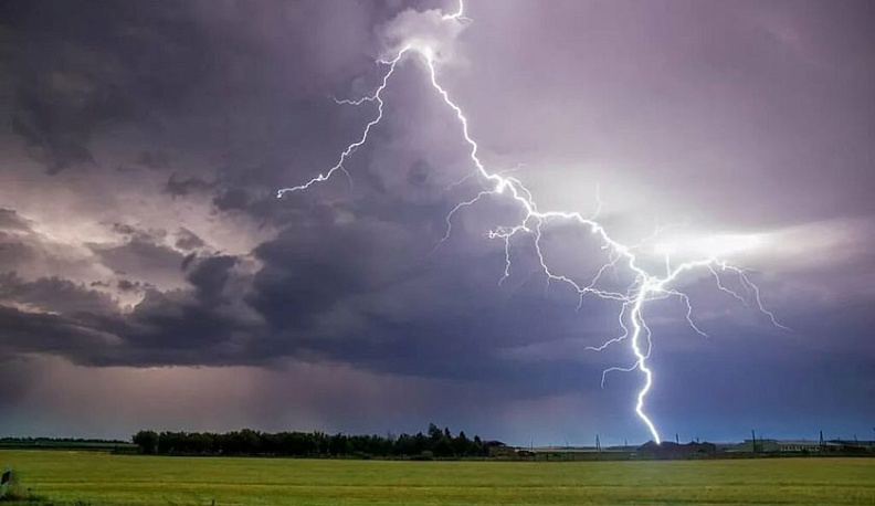 В регион идет гроза с градом и сильным ветром