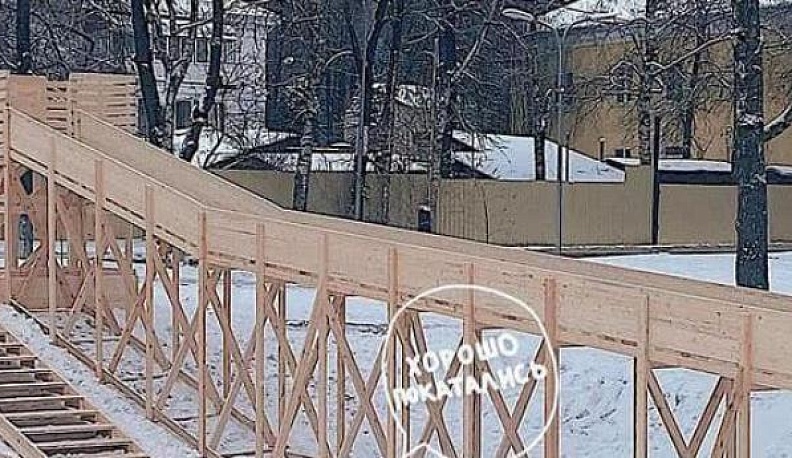 В Калуге смонтировали 30-метровую горку для катания