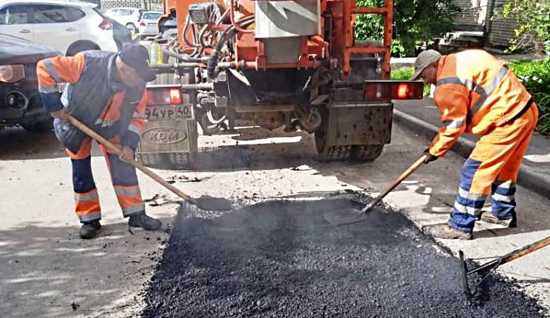 В Обнинске латают ямы на городских дорогах 
