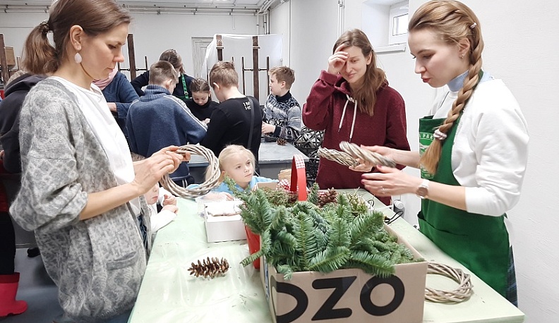 В Тарусе мастерили предметы декора из шишек румелийской сосны