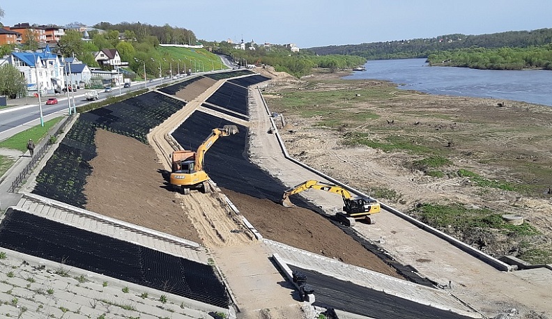 В Калуге на набережной Оки выравнивают грунт