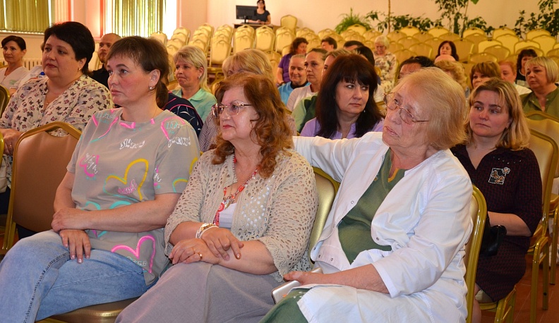 Коллектив Калужского дома-интерната для престарелых и инвалидов поздравили с Днем социального работника