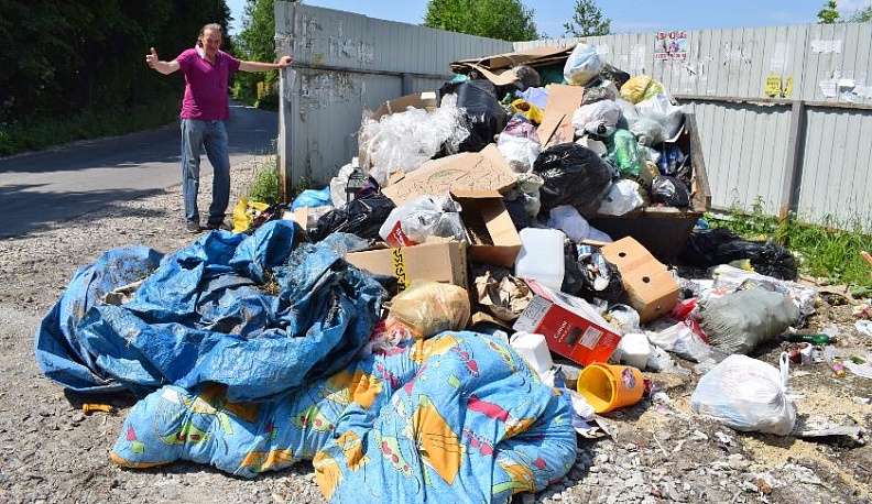В Тарусском районе с контейнерных площадок неделями не вывозят мусор