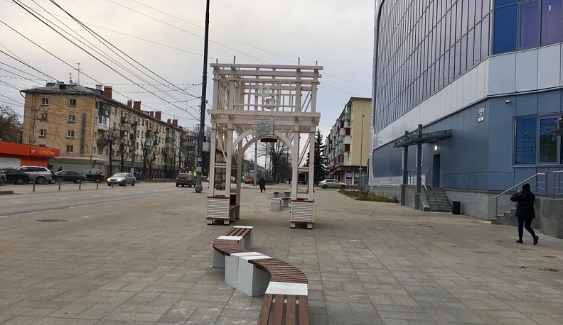 В Калуге смонтировали деревянные Московские ворота на Ленина