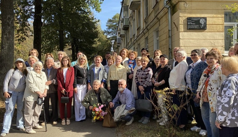 В Обнинске установили мемориальную доску театральному режиссеру Вере Бесковой