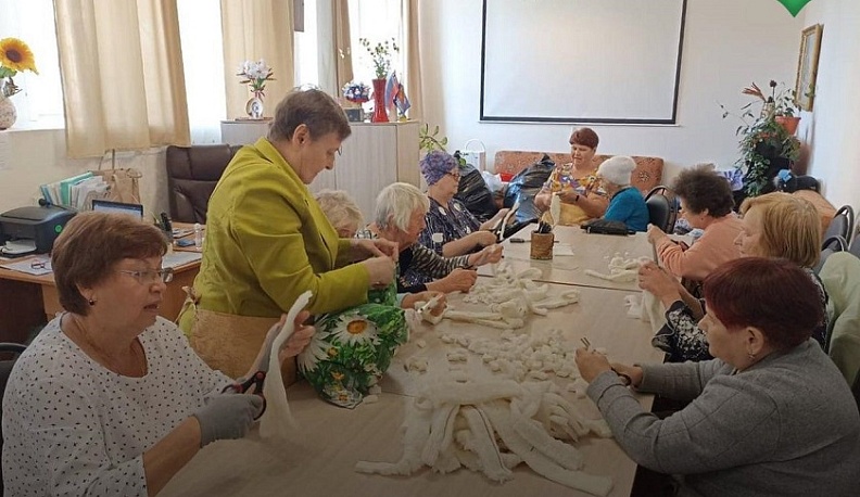 Теплые подарки для бойцов СВО готовят пенсионерки из Жуковского района