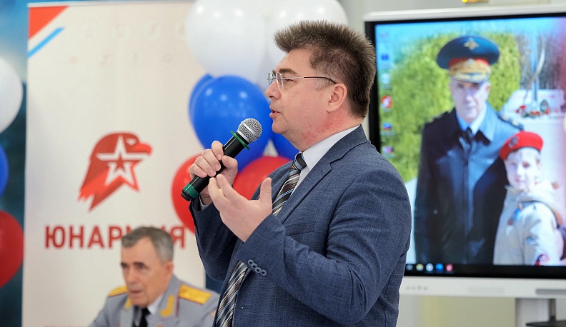 В калужской школе № 13 чествовали лучших юнармейцев региона