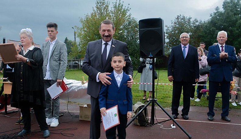 Геннадий Скляр поздравил сухиничских школьников и учителей с Днём знаний