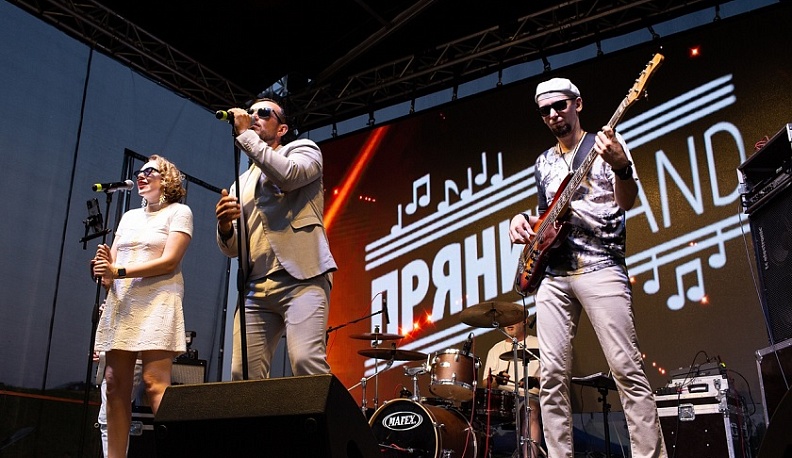 В Калуге День молодёжи отметили флешмобом и поеданием пиццы на скорость