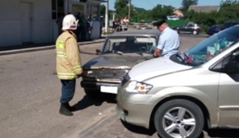 Отец и пятилетний сын попали под колеса легковушки возле магазина