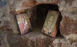 Сюда продолжают приносить иконы