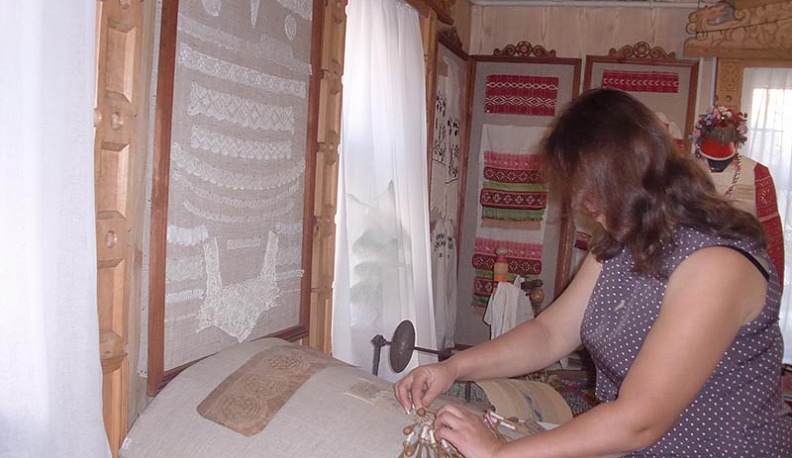 Калужан учили плести кружево на коклюшках