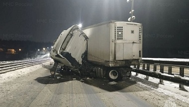 Фура въехала в ограждение на обходе Калуги