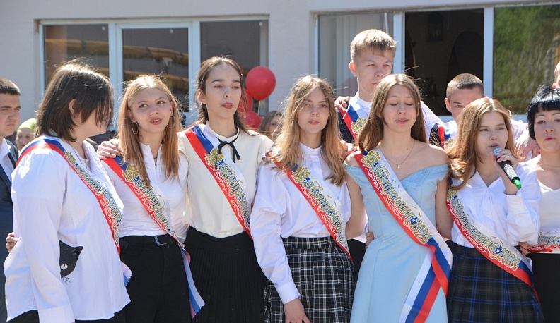 Для 38 выпускников Ерденевской школы прозвучал последний звонок