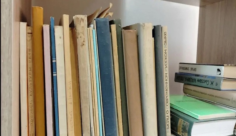 В Обнинске на проспекте Маркса открыли обновленную уличную библиотеку