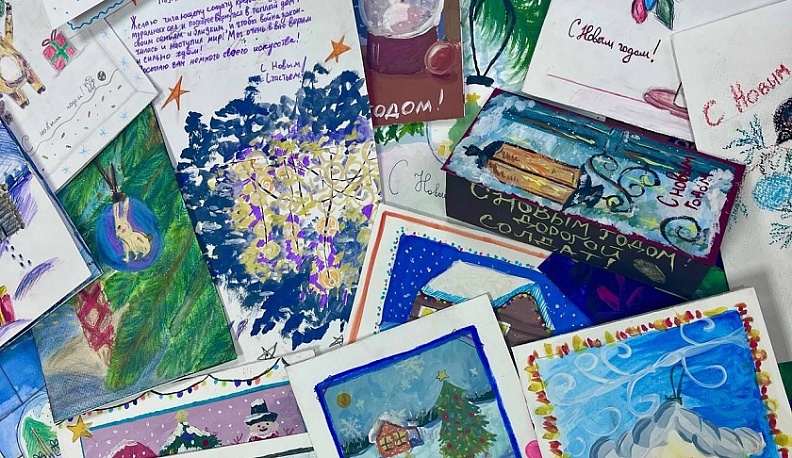 Школьники из Обнинска отправили 60 новогодних открыток для бойцов СВО