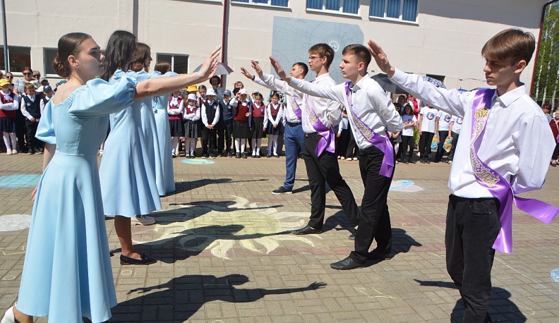 Для 38 выпускников Ерденевской школы прозвучал последний звонок