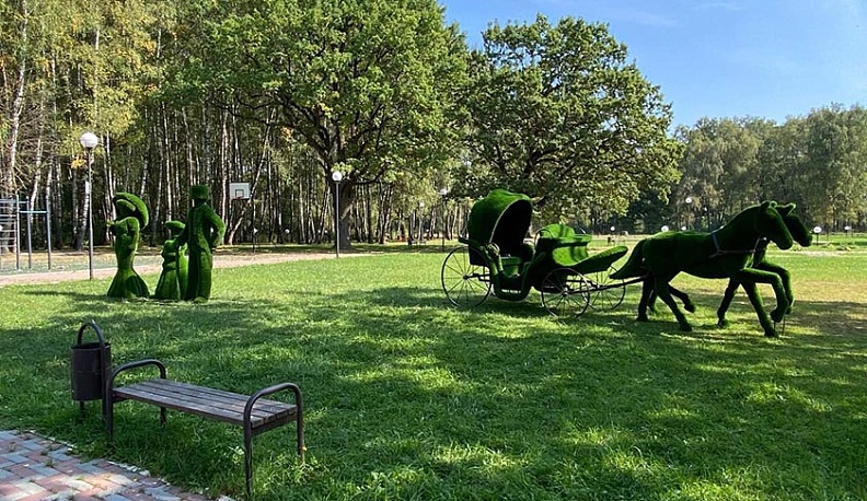 В парке Ферзикова появились четыре зеленых фигуры