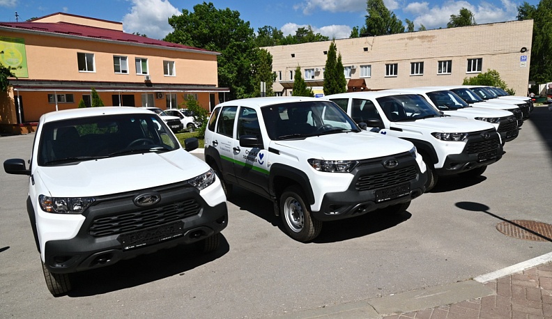 Калужским районным и городским больницам передали еще 11 машин