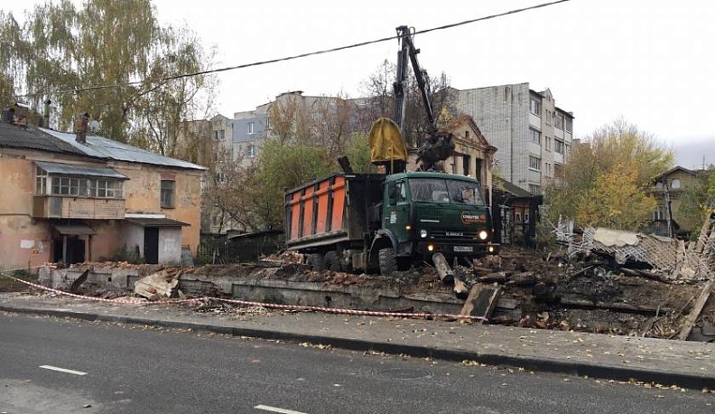 В центре Калуги снесли сгоревший старинный дом
