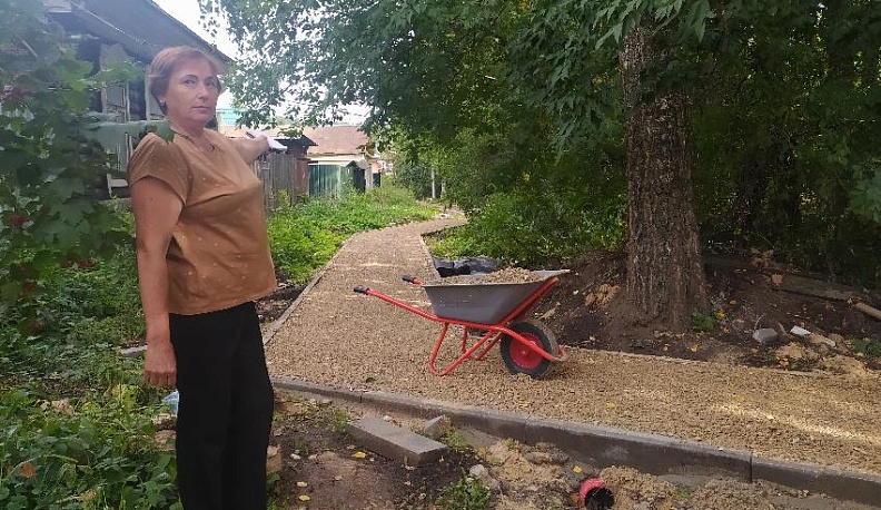 - Посмотрите  на диаметр этих труб: во-первых,  его явно недостаточно, во-вторых, они же моментально забьются, даже если их решетками прикроют, - комментирует Ольга Чугунова.