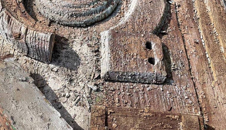 В Калуге реставраторы восстановили деревянную дверь на одном из исторических домов