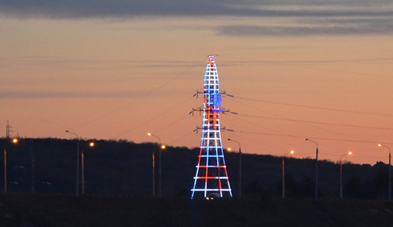 Опору ЛЭП на дамбе Яченского водохранилища украсили к празднику Победы