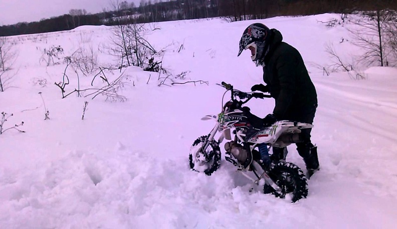 В Калуге пьяный питбайкер улетел в сугроб и стал фигурантом уголовного дела