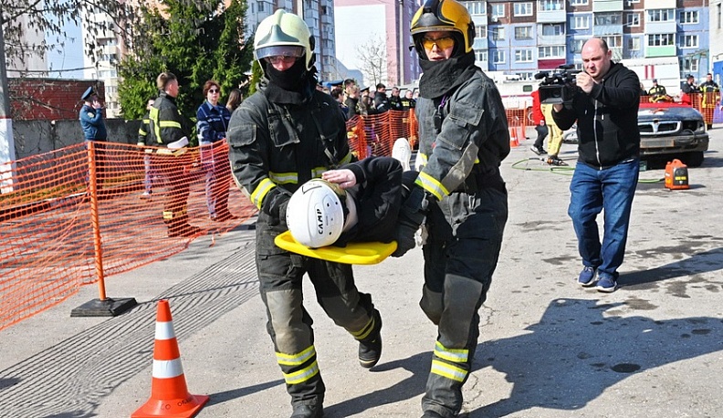 В Калуге проходят соревнования спасателей по оказанию помощи попавшим в ДТП