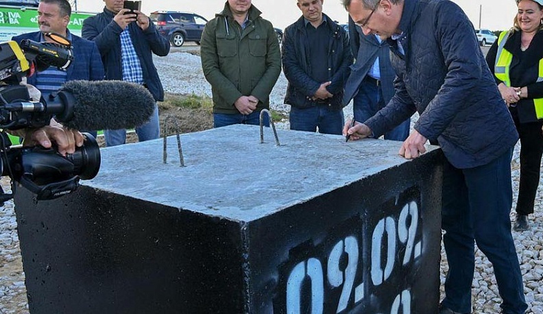 Владислав Шапша заложил первый камень нового агрокомплекса