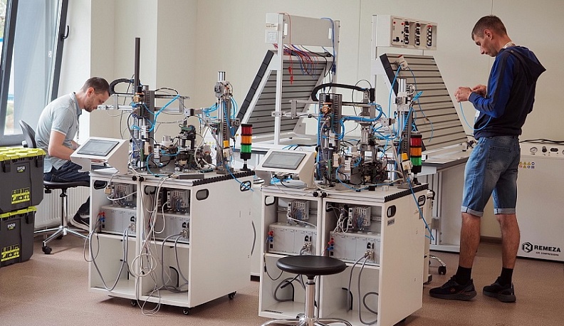 Губернатор Владислав Шапша и ректор МГТУ им. Н.Э. Баумана Михаил Гордин посетили Федеральный технопарк