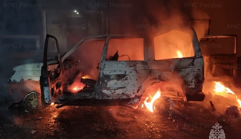 В одной из деревень Калужской области загорелся автомобиль