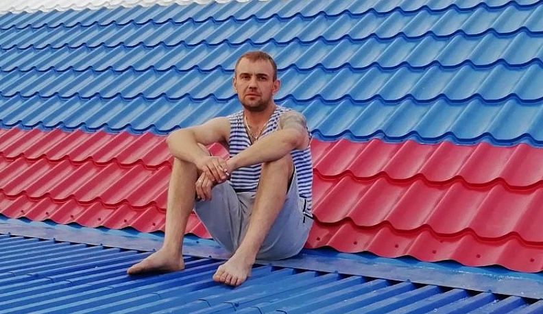 Под сенью триколора