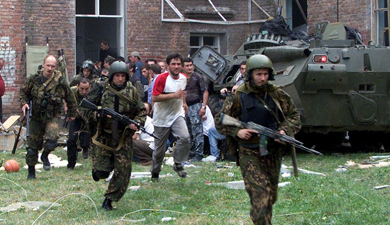 В ИКЦ также работала фотовыставка, рассказывающая об операциях, в которых принимали участие бойцы «Альфы» - самого легендарного российского подразделения антитеррора.