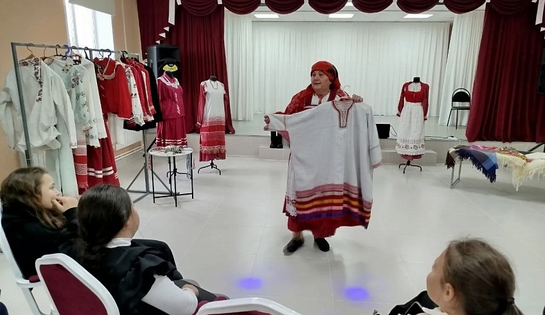 В Людиновском селе школьникам рассказали про этнические наряды