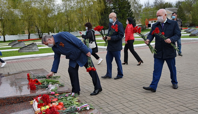 На воинском кладбище в Калуге почтили память воинов, павших при освобождении города