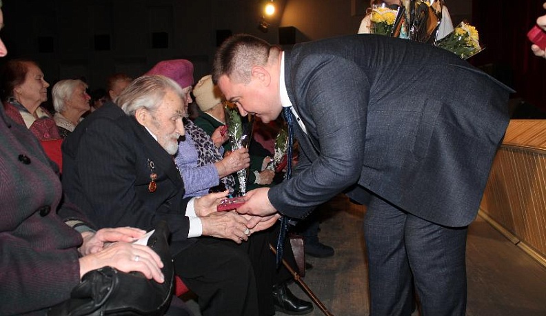 В Тарусе вручили памятные медали «75 лет Великой Победы»