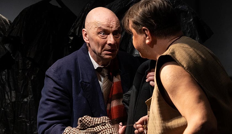 В Калужском драмтеатре у маленького человека «тиснули» шинель