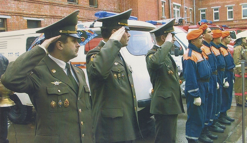 На принятии присяги сотрудников  регионального управления МЧС.  2007 год. Андрей Птахин крайний слева.