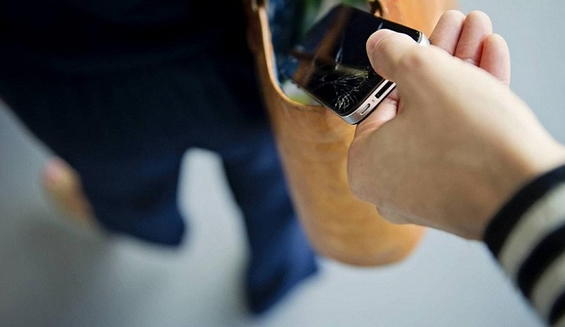 Калужанку обокрали в автобусе на виду у всех