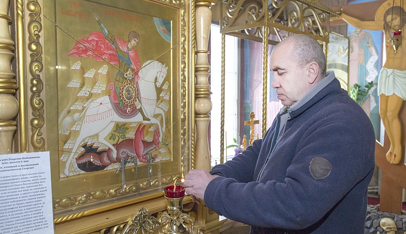 У иконы святого Георгия  Победоносца в Никитском храме.